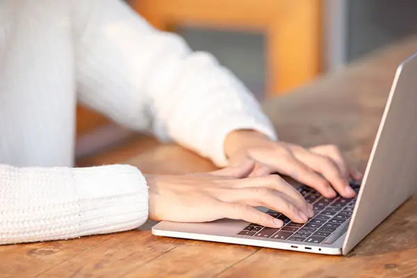 电脑下面为什么有水